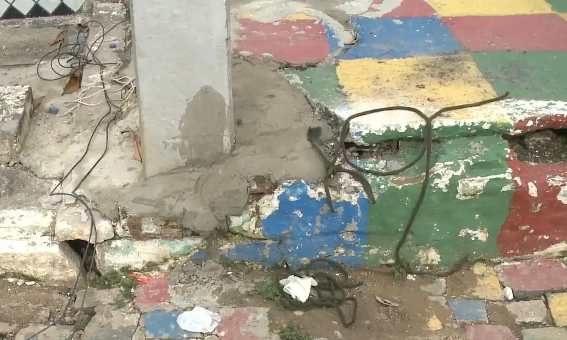 Motociclista é amarrado em poste e agredido por moradores após suposto atropelamento, em João Pessoa