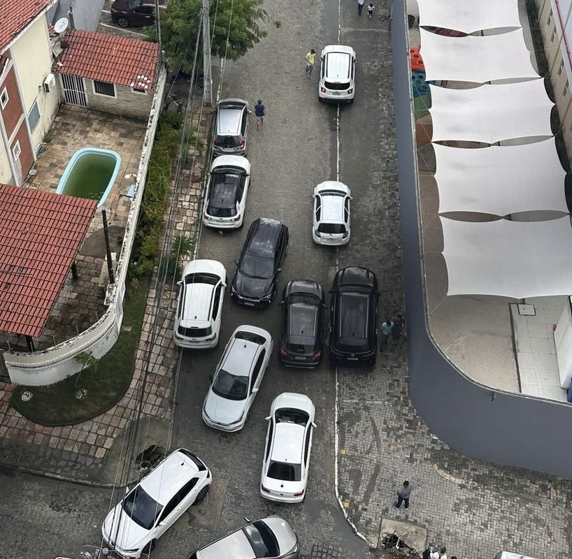 Pais estacionam irregularmente em frente de escola e causam transtorno no Bessa