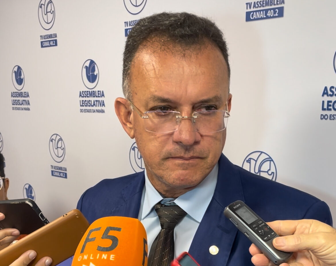 Mesmo após demonstrar insatisfação com Bruno Cunha Lima, Sargento Neto diz que continua aliado do prefeito