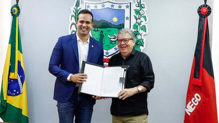 João Azevêdo transmite cargo para Lucas Ribeiro nesta sexta-feira antes de viagem a Portugal