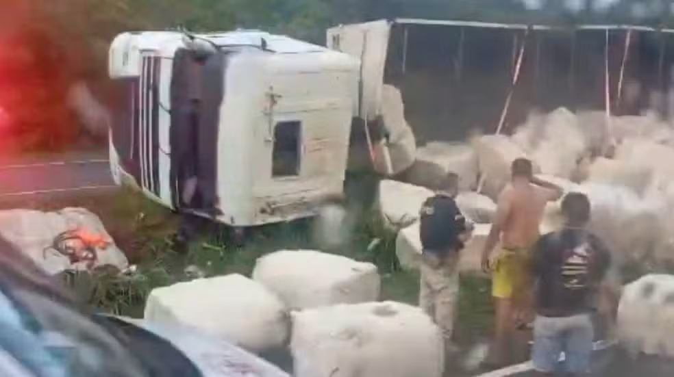 Caminhão tomba e deixa BR-230 parcialmente bloqueada; parte da carga de algodão se espalhou pela pista