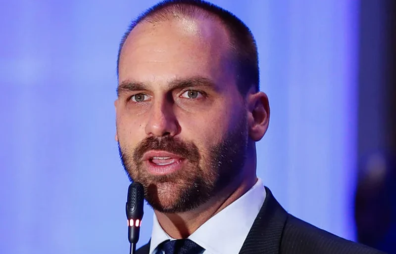 Eduardo Bolsonaro anuncia que vai se licenciar do mandato de deputado federal e se mudar para os EUA