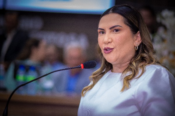Prefeita de Cajazeiras tem gratificação suspensa por suspeita de diploma falso de mestrado