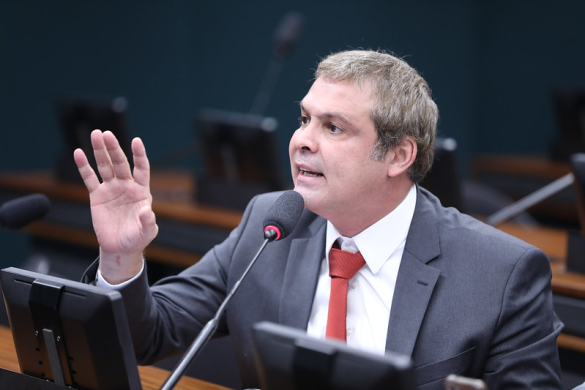 'Não muda rigorosamente nada', diz líder do PT na Câmara sobre assinaturas para urgência de projeto da anistia