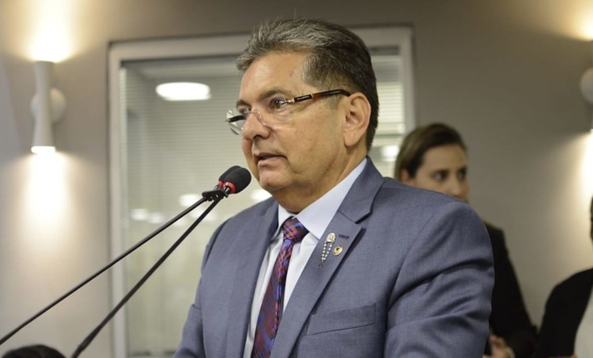 Adriano Galdino volta a falar em sonho de governar a Paraíba após silêncio e nomeação da filha ao TCE