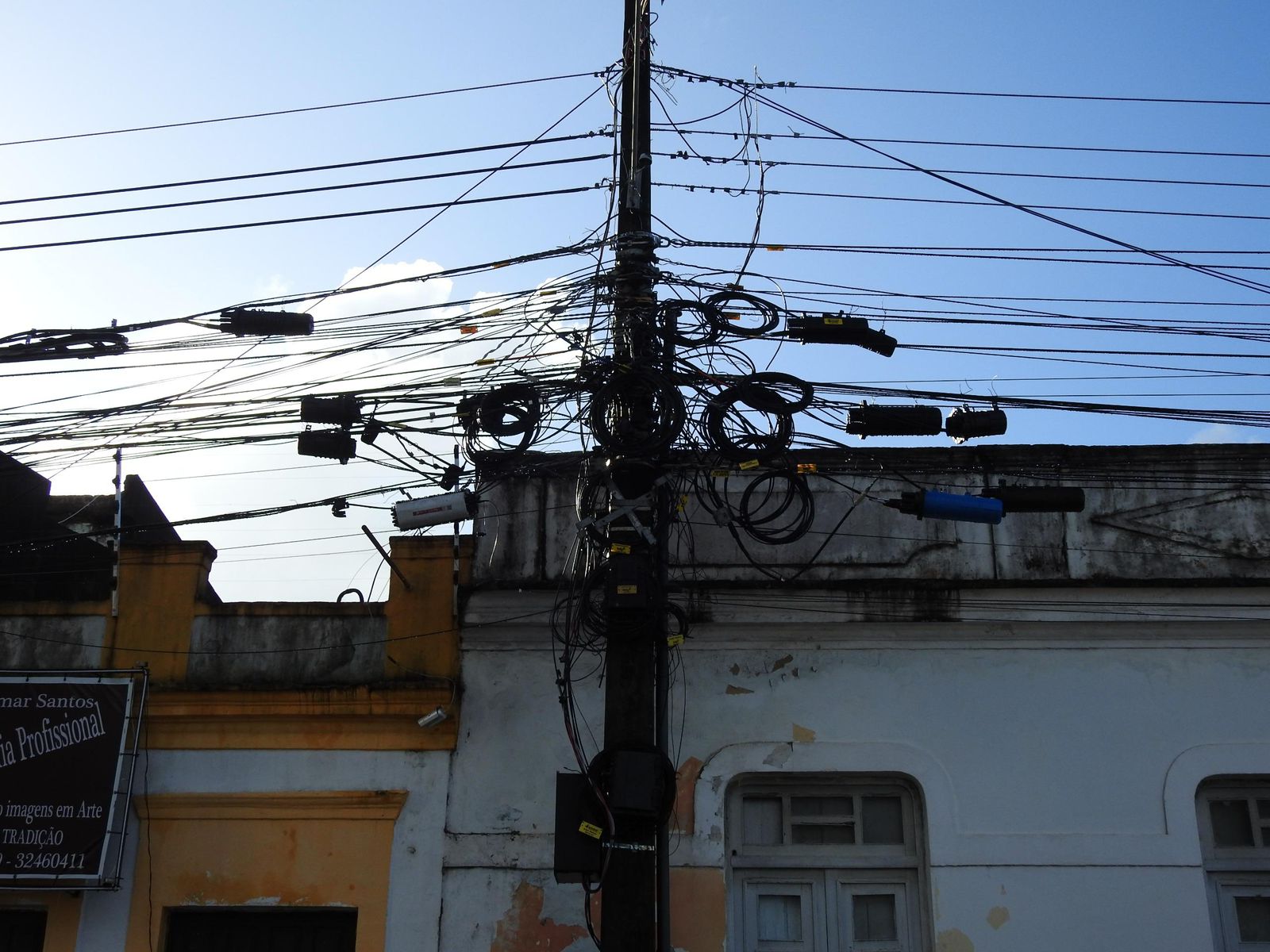 Prefeitura de João Pessoa lança operação para retirar “bagunça” de fios em postes da cidade
