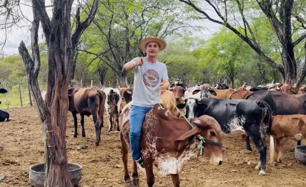 Romero fala em disputar o governo, monta no touro… mas histórico mostra que coragem política costuma ficar no pasto