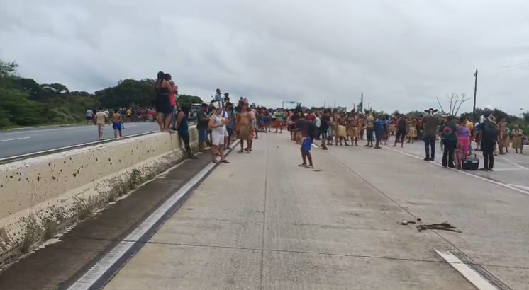 Manifestação de indígenas interdita trecho nos dois sentidos da BR-101, em Mamanguape