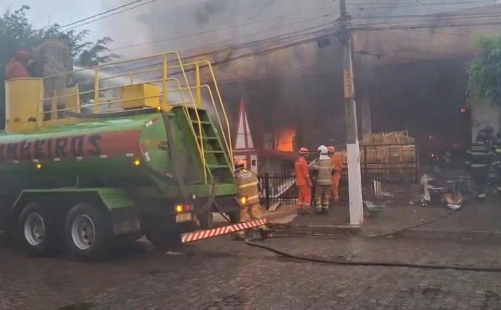 Incêndio destrói supermercado na região de Pedras de Fogo