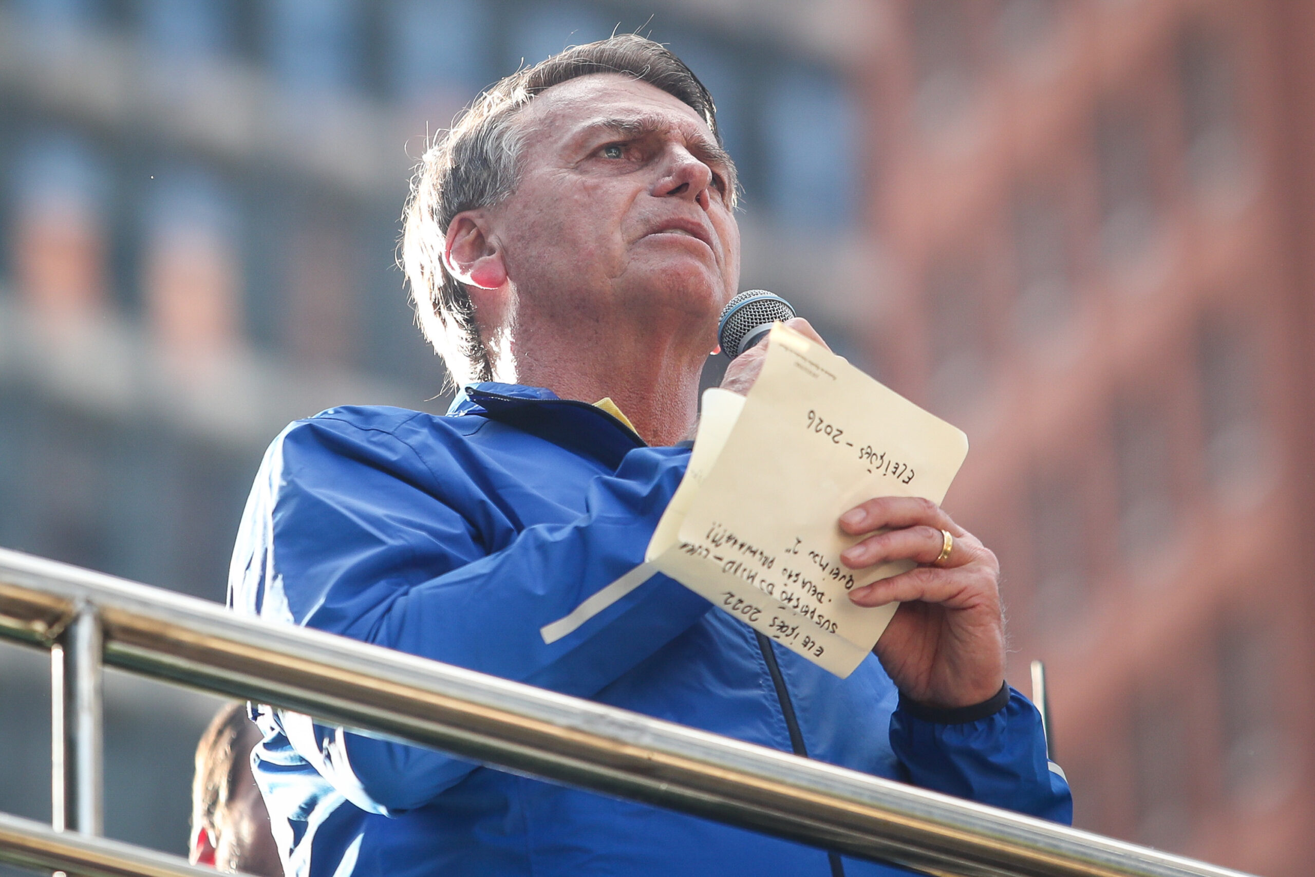 Bolsonaro passa por nova consulta de urgência e cancela agendas por "crises de soluço e vômitos"