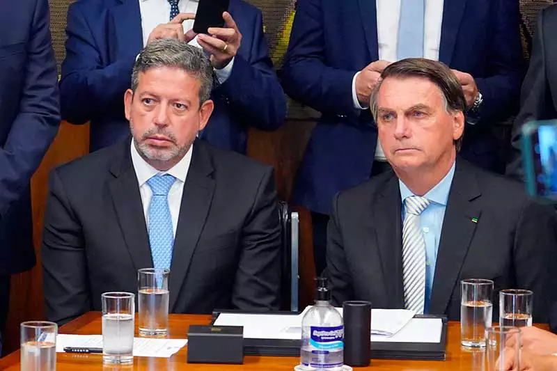Bolsonaro pede a Moraes autorização para receber visita de Arthur Lira