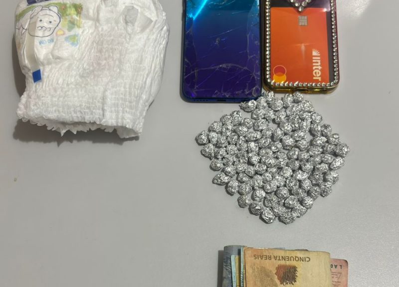 Polícia prende mulheres que escondiam drogas em fralda de bebê, no Sertão da Paraíba