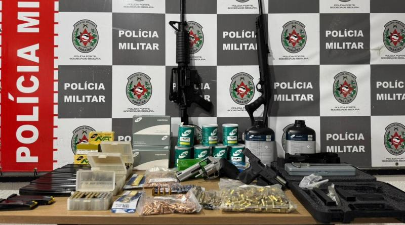 Arsenal em casa: Homem é preso acusado de violência doméstica com fuzil e pistolas em João Pessoa