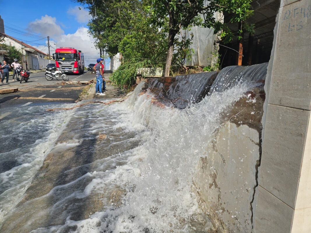 Reservatório de água rompe e deixa uma pessoa morta em Campina Grande