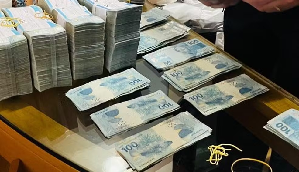 PF apreendeu cerca de R$ 400 mil em espécie no flat de líder do PL na Câmara durante busca e apreensão
