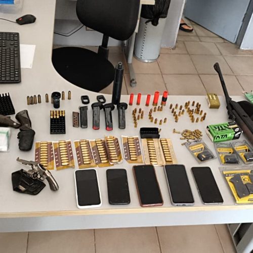 Polícia prende mulher em flagrante com arsenal de armas de fogo e munições, no Conde