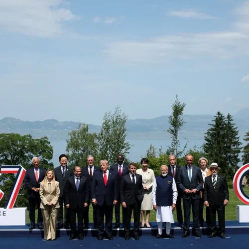 Lula e Trump posam juntos na foto oficial do G7 em meio a tensão por tarifas