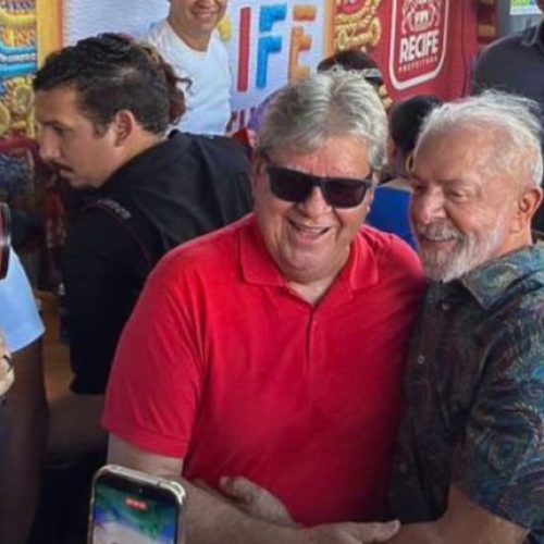 Governador João Azevêdo acompanha Lula em camarote do Galo da Madrugada