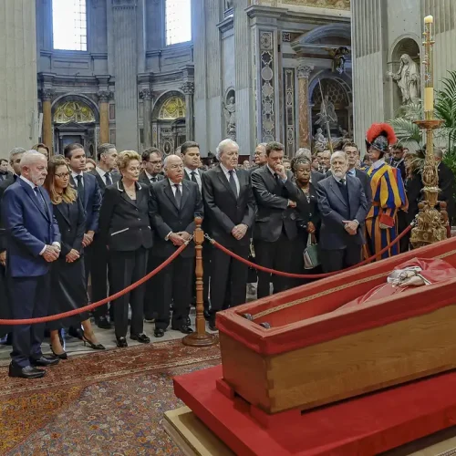 Ao lado de Hugo Motta, Lula presta homenagem ao papa Francisco em velório no Vaticano