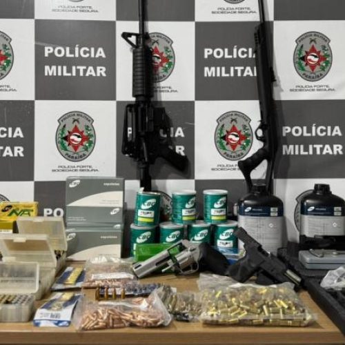Arsenal em casa: Homem acusado de violência doméstica é preso com fuzil e pistolas em João Pessoa