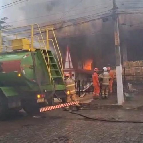 Incêndio destrói supermercado na região de Pedras de Fogo