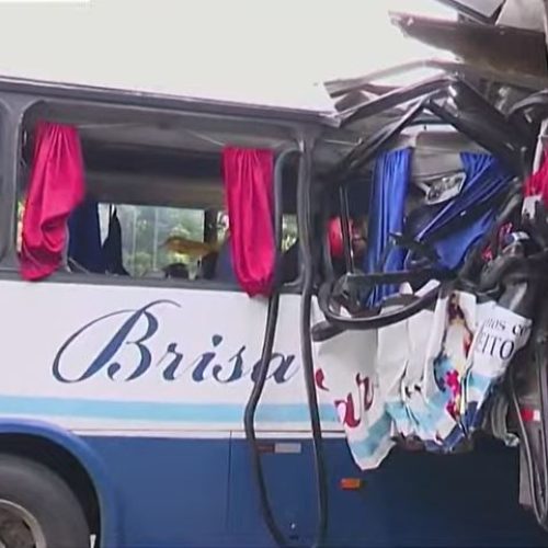 Acidente grave entre ônibus e caminhão deixa um morto e interdita BR-230 em Santa Rita