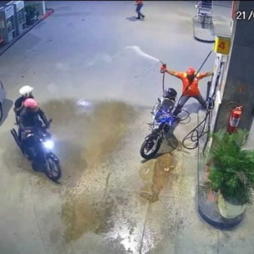 VÍDEO: Frentista reage a assalto e joga gasolina em criminosos, em João Pessoa