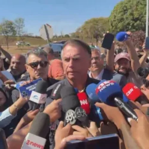 Bolsonaro diz que investigação contra ele é política e fala em “suprema humilhação”