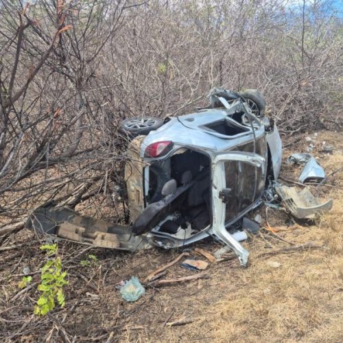 Carro bate em ônibus que levava estudantes para fazer o Enem e capota, na Paraíba