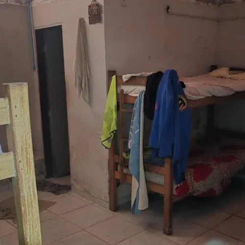 Comunidade terapêutica é interditada e dois responsáveis são presos, no Conde