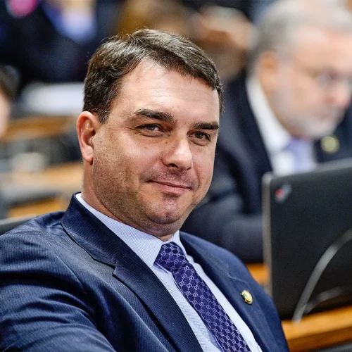 Após operação contra o pai, Flávio Bolsonaro pede que Trump suspenda tarifaço