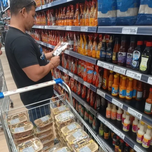Procon-JP apreende centenas de produtos com data de validade vencida em supermercado no Altiplano