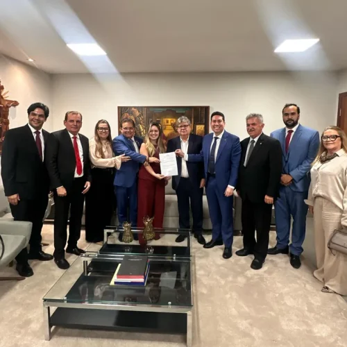 João Azevêdo recebe ato de indicação de Alanna Galdino para vaga no TCE-PB