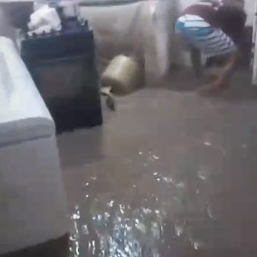 Vídeo: chuva forte derruba muro e causa  alagamentos em casas e ruas em Bayeux