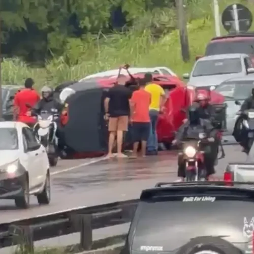 Carro capota na BR-230 e passageira fica ferida em João Pessoa