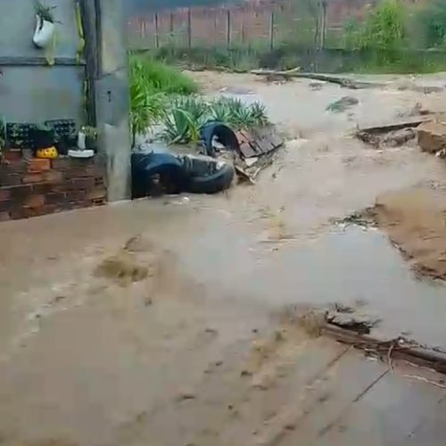 Chuvas causam alagamentos em loteamento de casas no Conde nesta quarta-feira; assista