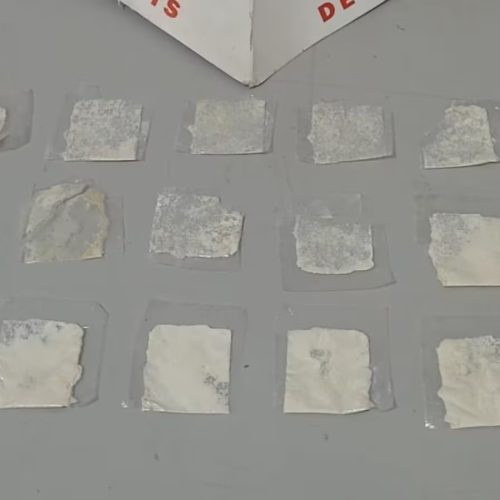 Filha de traficante confunde cocaína com doce e 20 crianças vão parar em hospital