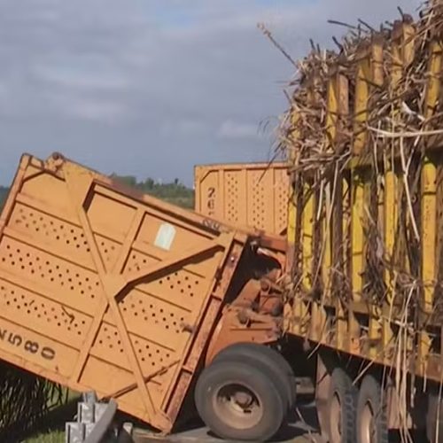 Caminhão carregado de cana de açúcar tomba na BR-230 e trânsito é parcialmente interrompido