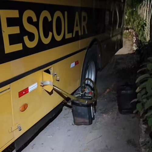 Cinco pessoas são presas suspeitas de roubarem e venderem combustível de ônibus escolares de Sapé