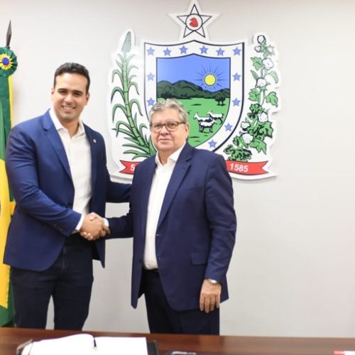 João Azevêdo transmite cargo para vice-governador Lucas Ribeiro