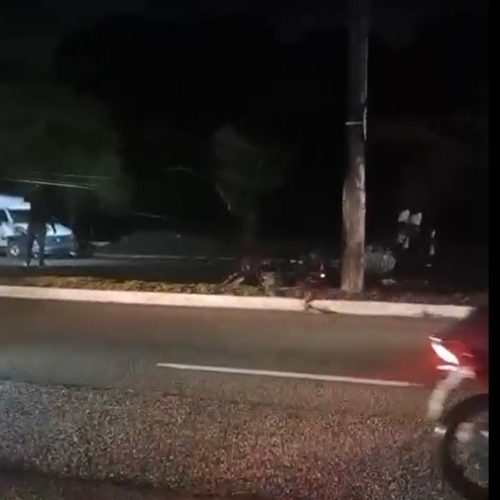Motorista perde controle e derruba poste em frente a UFPB após colisão; via é bloqueada