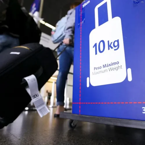 Câmara aprova urgência para projeto que impede cobrança por bagagem de mão em voos