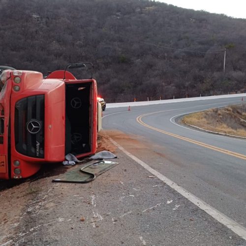 Caminhão-tanque tomba na Serra de Santa Luzia e causa vazamento de combustível