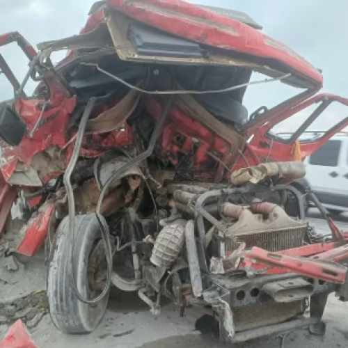 Acidente grave entre caminhões deixa homem preso às ferragens na BR-230, em Santa Rita