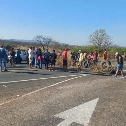Manifestantes interditam os dois sentidos da BR-230 próximo a Cajazeiras
