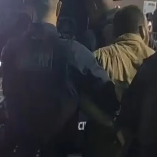 Ataque em igreja: fiel invade altar e agride padre com Bíblia 