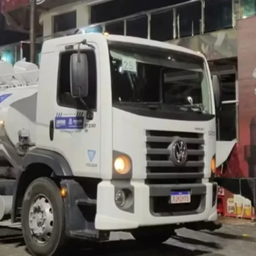 Mulher sobe em caminhão, escorrega e morre atropelada no Carnaval em Salvador