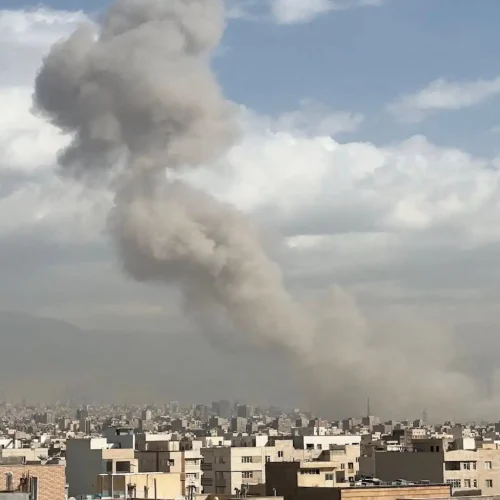 EUA e Israel lançam ataque contra Irã; país revida