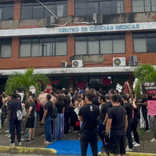 Estudantes de Medicina da UFPB protestam contra superlotação no internato