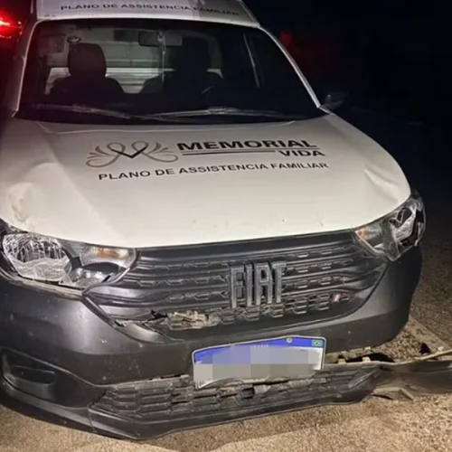 Homem morre após moto ser partida ao meio por carro de funerária, no Sertão da Paraíba